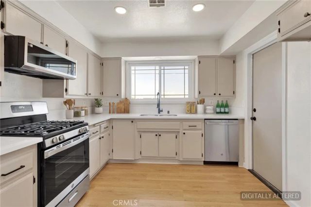 21985 Maumee Road, Apple Valley, CA 92308