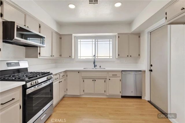 21985 Maumee Road, Apple Valley, CA 92308