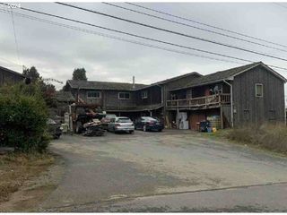 830 3RD St Se, Bandon, OR 97411