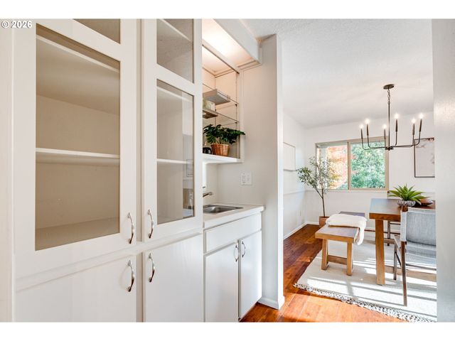 1796 BONNIEBRAE Dr, Lake Oswego, OR 97034