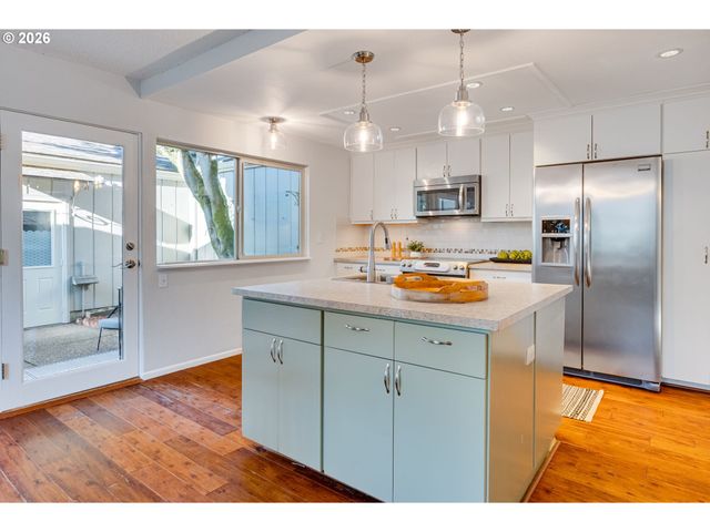 1796 BONNIEBRAE Dr, Lake Oswego, OR 97034