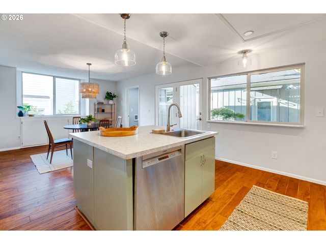 1796 BONNIEBRAE Dr, Lake Oswego, OR 97034