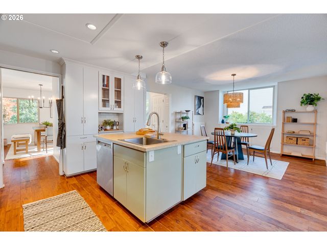 1796 BONNIEBRAE Dr, Lake Oswego, OR 97034