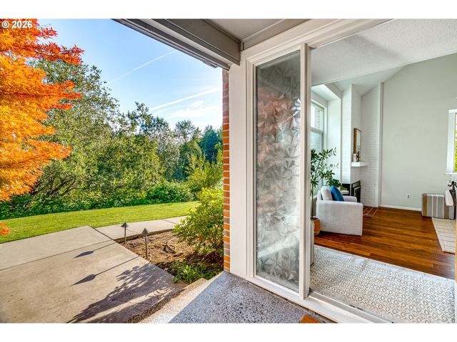 1796 BONNIEBRAE Dr, Lake Oswego, OR 97034