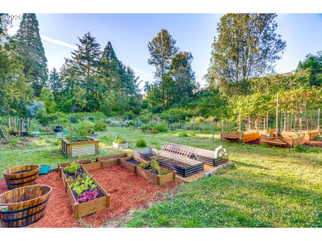 1796 BONNIEBRAE Dr, Lake Oswego, OR 97034