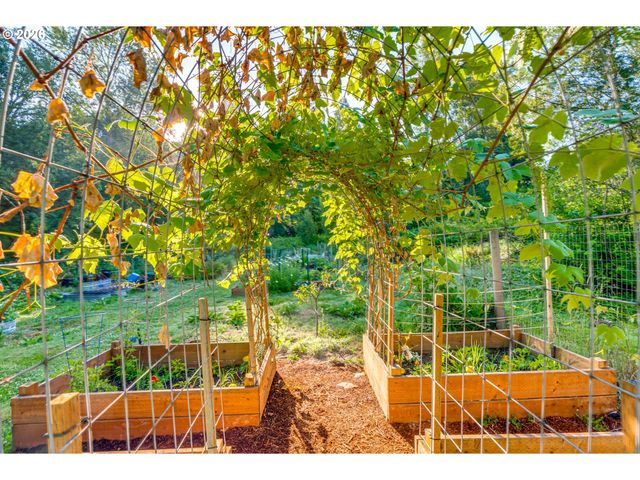 1796 BONNIEBRAE Dr, Lake Oswego, OR 97034