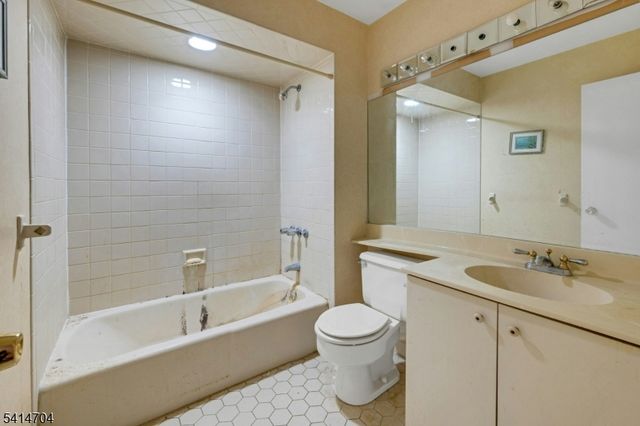 1462 Stephanie Dr, North Caldwell Boro, NJ 07006