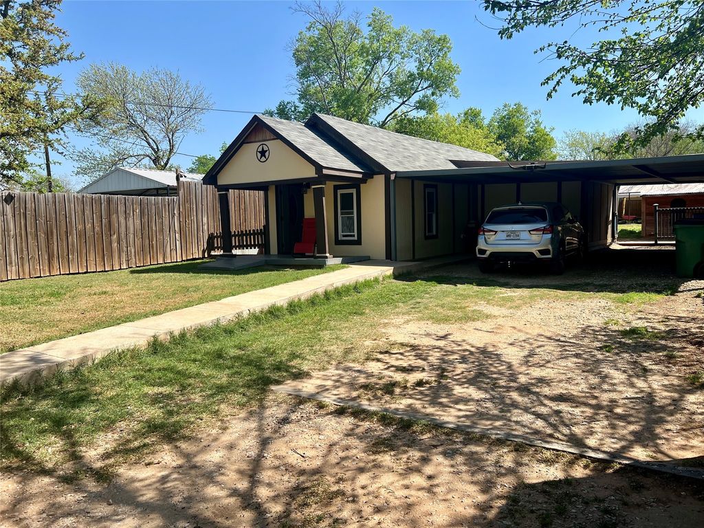 716 Baylor Street, Nocona, TX 76255