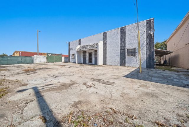 8015 NW 98th Street, Hialeah Gardens, FL 33016