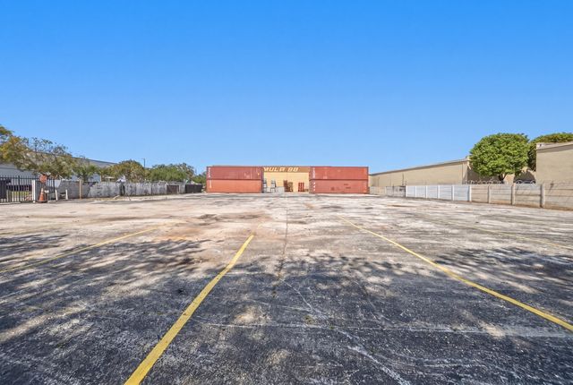 8015 NW 98th Street, Hialeah Gardens, FL 33016