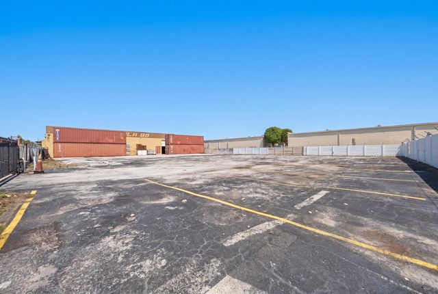 8015 NW 98th Street, Hialeah Gardens, FL 33016