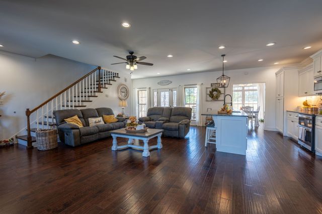 562 Double Eagle Dr, Summertown, TN 38483