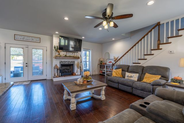 562 Double Eagle Dr, Summertown, TN 38483