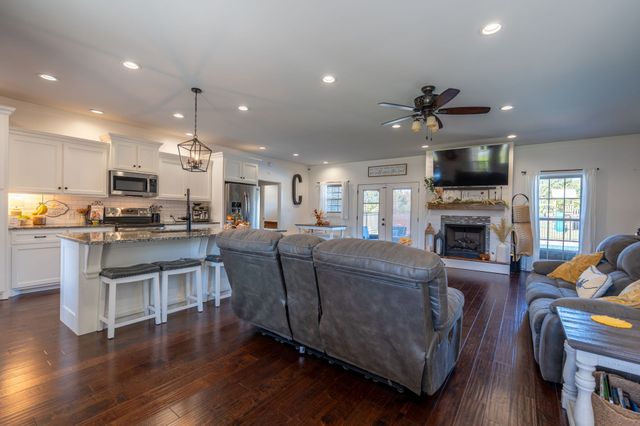 562 Double Eagle Dr, Summertown, TN 38483