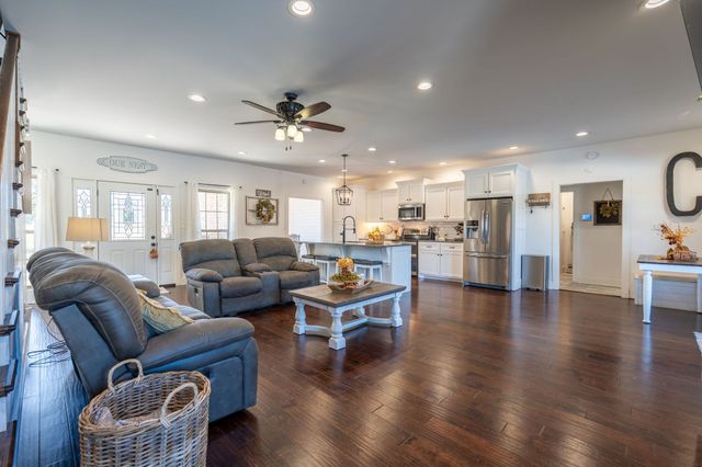 562 Double Eagle Dr, Summertown, TN 38483