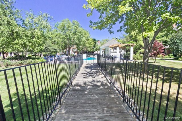 1566 MARYLAND CLUB Drive, Royal Oak, MI 48067