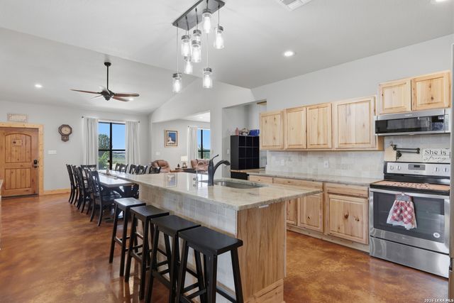 15157 MILLER RD, St Hedwig, TX 78152