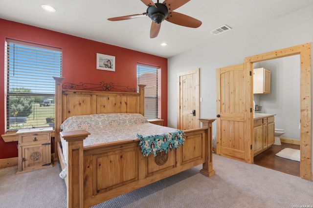 15157 MILLER RD, St Hedwig, TX 78152