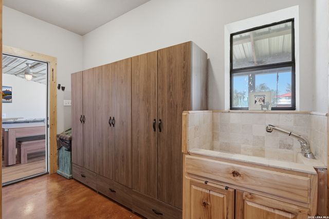 15157 MILLER RD, St Hedwig, TX 78152