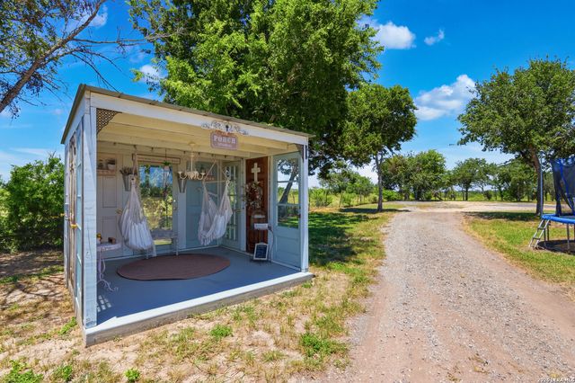 15157 MILLER RD, St Hedwig, TX 78152