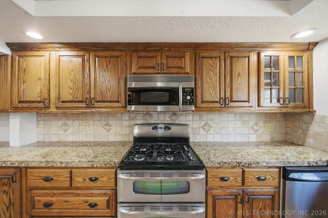 9513 S Lakewood Avenue, Tulsa, OK 74137