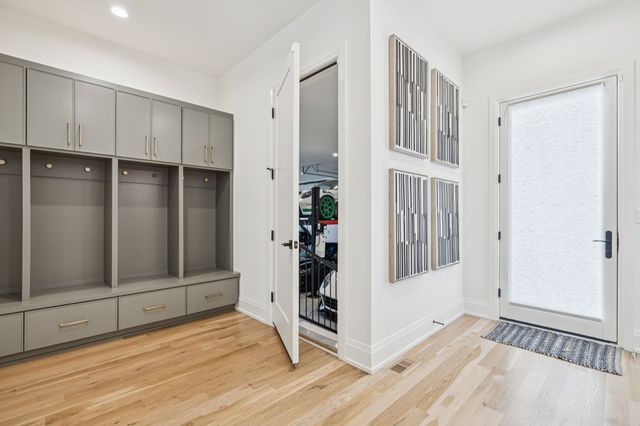 1323 Harding Pl, Nashville, TN 37215