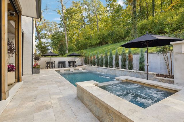 1323 Harding Pl, Nashville, TN 37215