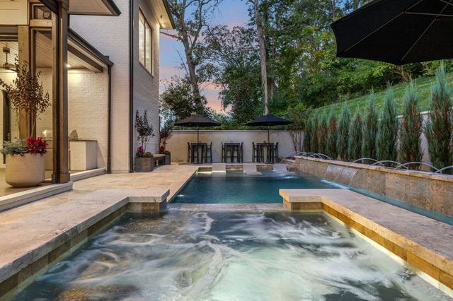 1323 Harding Pl, Nashville, TN 37215