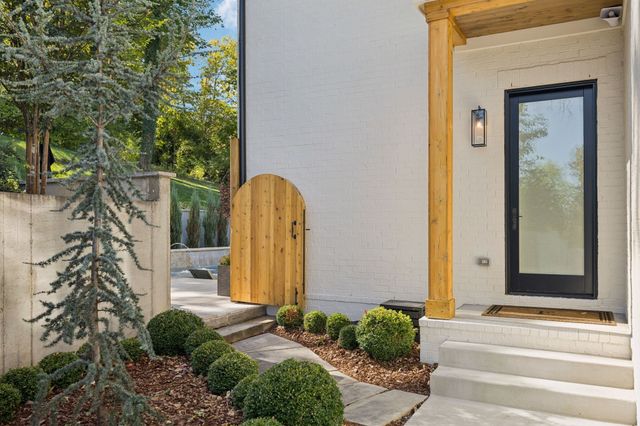 1323 Harding Pl, Nashville, TN 37215