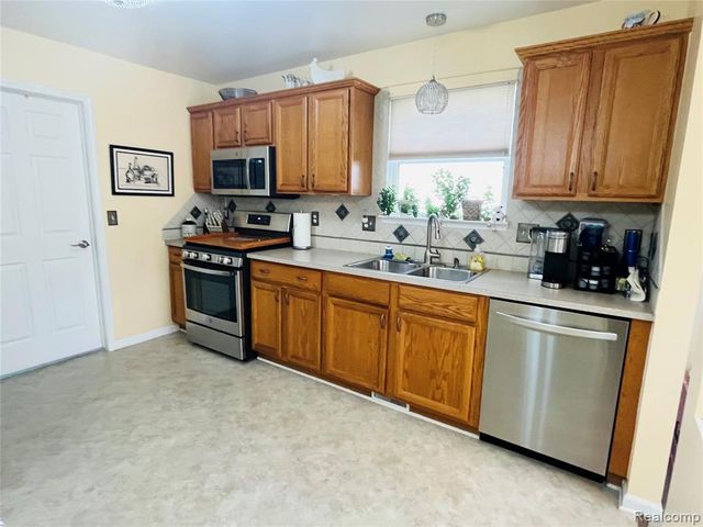828 Woodhaven Drive, Commerce Twp, MI 48390