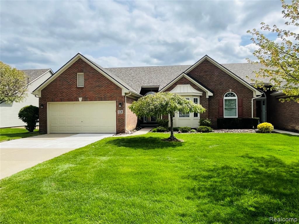 828 Woodhaven Drive, Commerce Twp, MI 48390