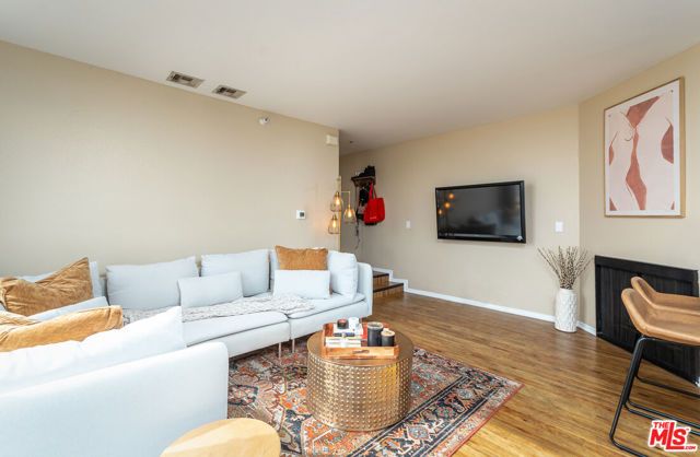 7320 Hawthorn Avenue 121, Los Angeles, CA 90046