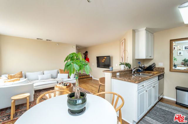 7320 Hawthorn Avenue 121, Los Angeles, CA 90046