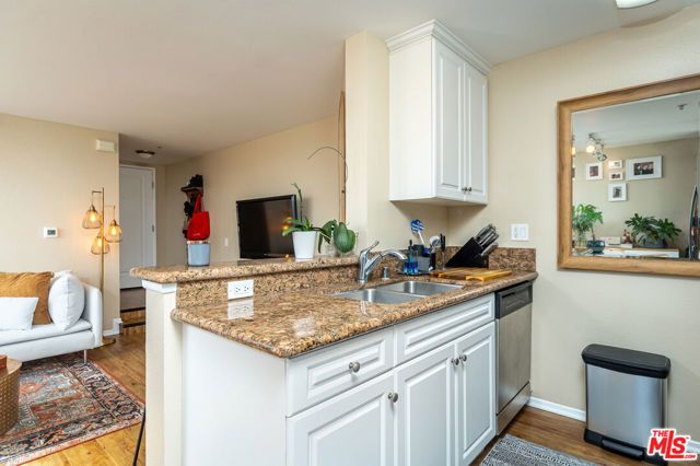 7320 Hawthorn Avenue 121, Los Angeles, CA 90046