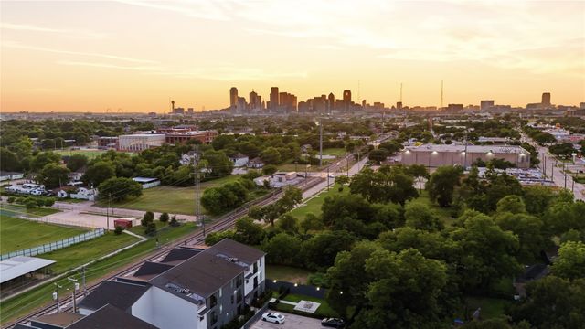 1800 S Trunk Avenue, Dallas, TX 75210