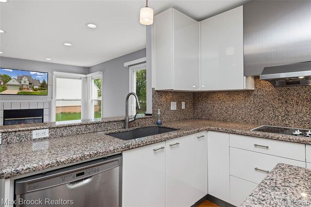39456 Squire Road, Novi, MI 48375