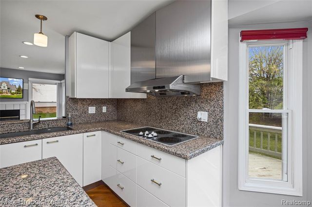 39456 Squire Road, Novi, MI 48375
