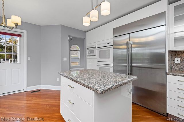 39456 Squire Road, Novi, MI 48375
