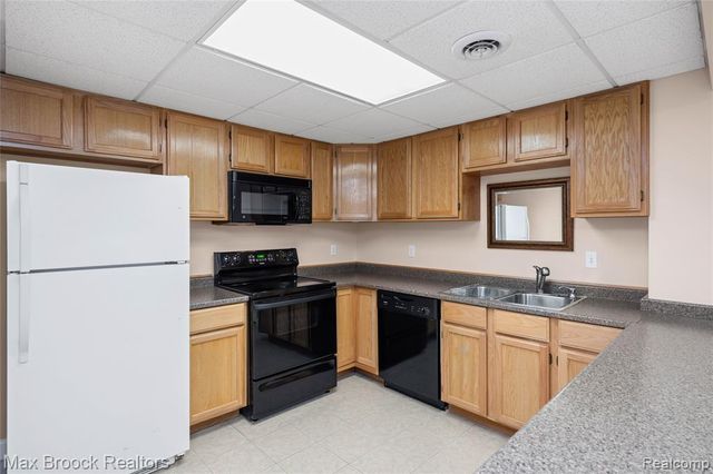 39456 Squire Road, Novi, MI 48375