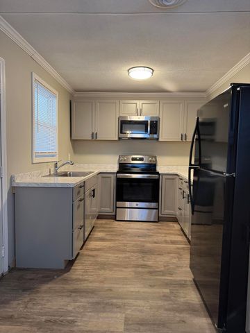1137 M W Rickenbaker Road, Manning, SC 29102