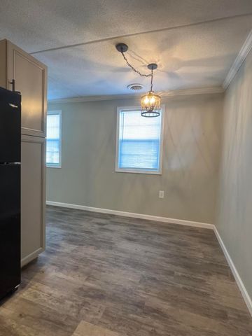 1137 M W Rickenbaker Road, Manning, SC 29102