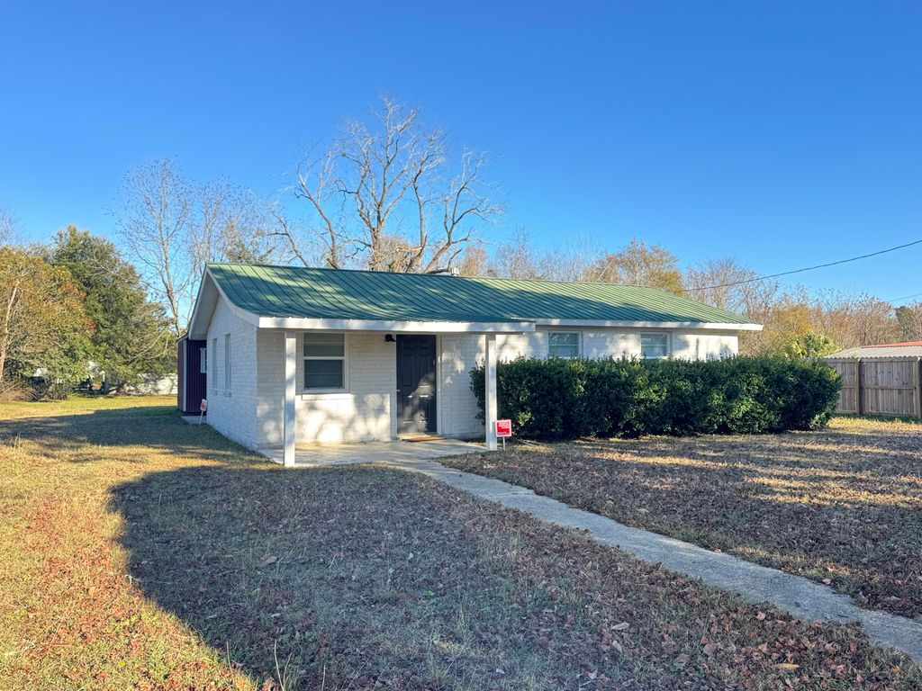 1137 M W Rickenbaker Road, Manning, SC 29102