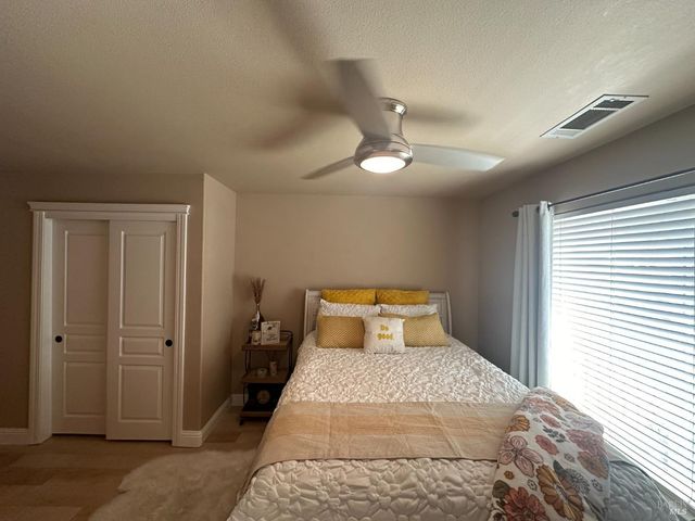 6260 CARMEL Dr, Redding, CA 96003