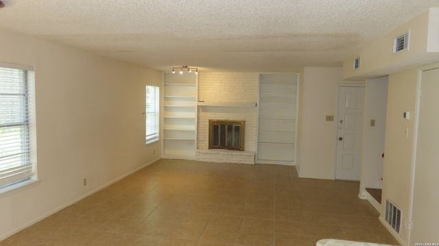 4004 MOUNT LAUREL DR, San Antonio, TX 78240