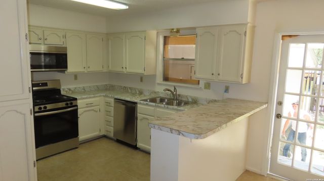 4004 MOUNT LAUREL DR, San Antonio, TX 78240