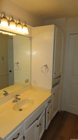 4004 MOUNT LAUREL DR, San Antonio, TX 78240