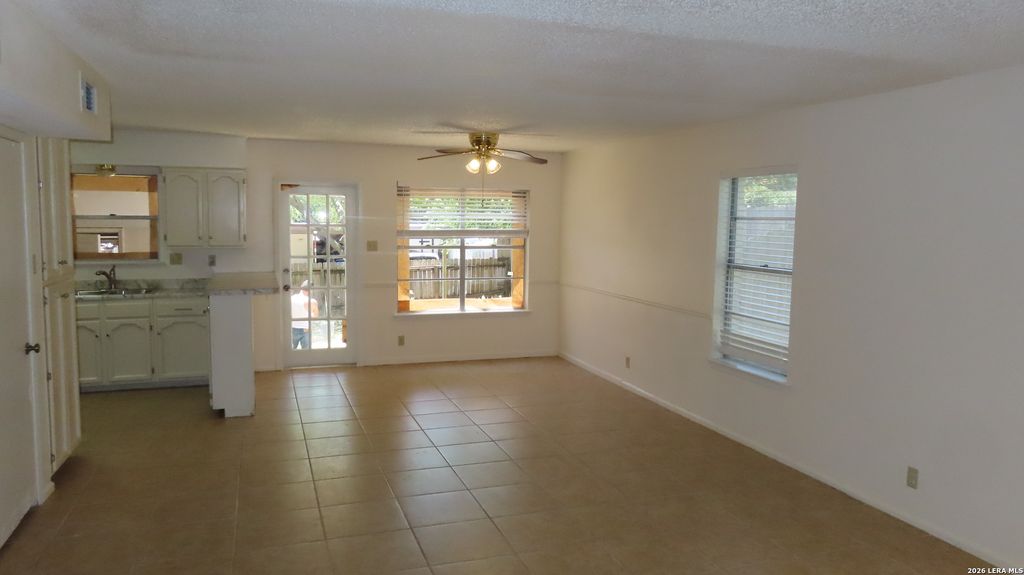 4004 MOUNT LAUREL DR, San Antonio, TX 78240