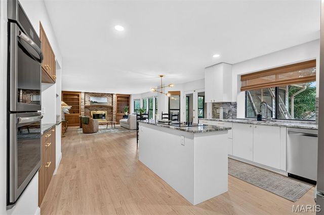 440 Meramec Way, St Charles, MO 63303