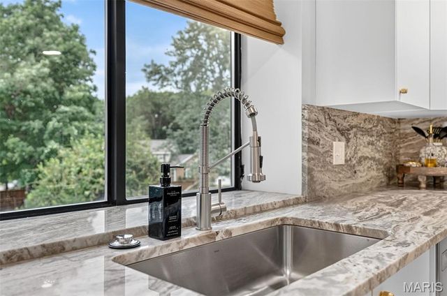 440 Meramec Way, St Charles, MO 63303