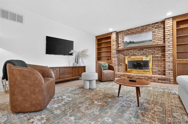 440 Meramec Way, St Charles, MO 63303